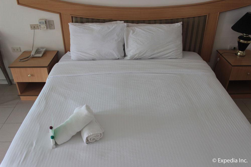 Wild Orchid Beach Resort Olongapo Exterior photo